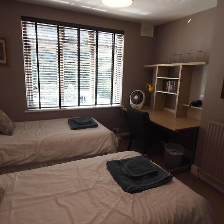 Morden Friendly Home In South London מראה חיצוני תמונה